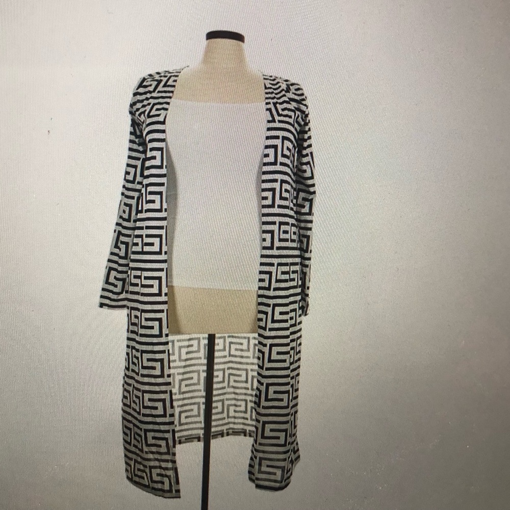 Chic & Modern: Black & White Geo-Print Open Front Women's Kimono